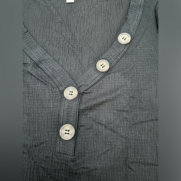 Love Tree V-Neck Button Waffle Top in Black Size Large - Picture 10 of 17